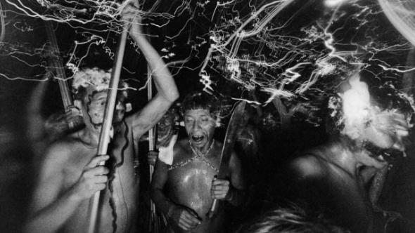 Foto de Claudia Andujar. Ritual xamânico yanomami.