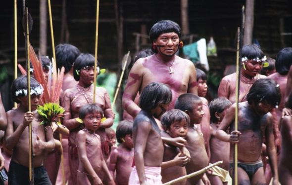 Foto de arquivo, Survival International. Davi Kopenawa numa comunidade yanomami. 