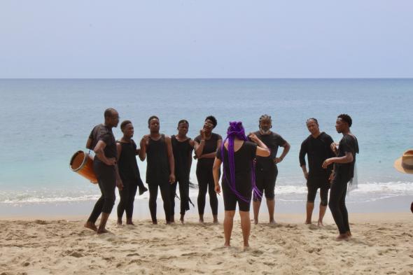 Teatro Griot a ensaiar na praia Fernão Dias