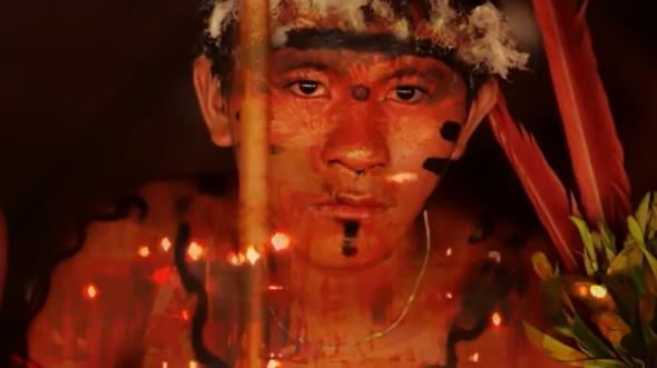 Foto de divulgação. Yanomami durante o ritual xamânico na média-metragem Xapiri.