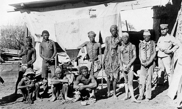 Escravos namibianos em uma mina.