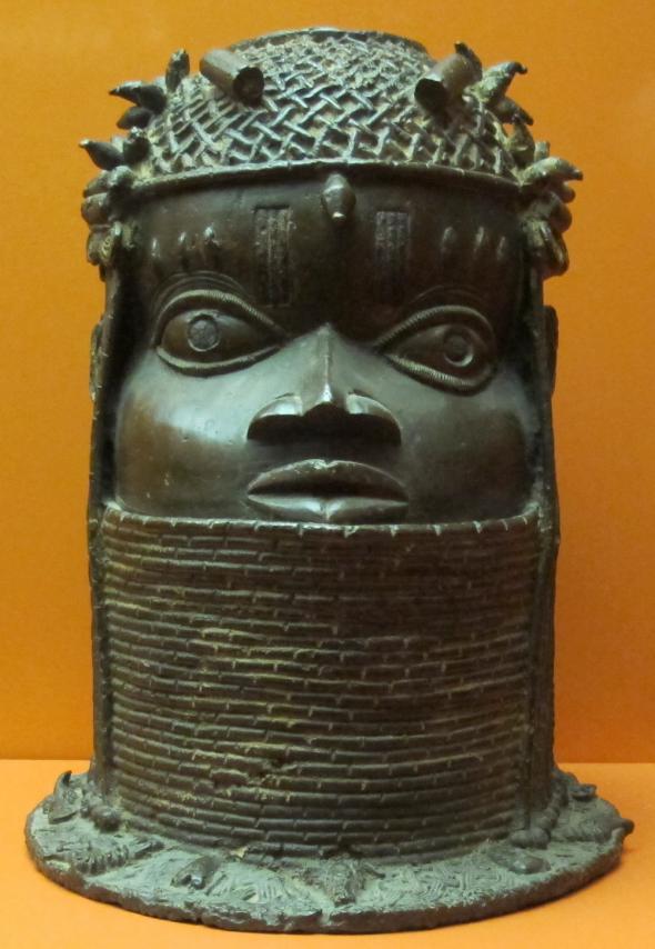Uma cabeça de bronze de Benin para exibição em um santuário para o Obas, uma tradição iniciada sob Ewuare.