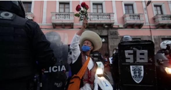 Em junho deste ano, milhares de indígenas exigiram nas ruas de Quito o respeito dos direitos sociais, culturais e económicos (DR)