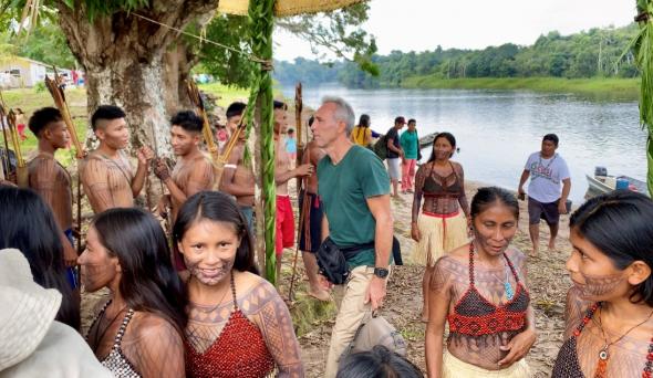 Foto de divulgação de Amazônia, a nova Minamata? O médico Erik Jennings numa das aldeias Munduruku.