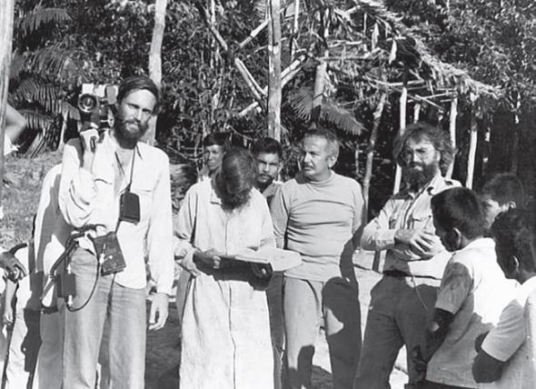 Jorge Bodanzky durante as filmagens de 'Terceiro Milênio' com o missioneiro José da Cruz, o Senador Evandro Carreira e Wolf Gauer entre indígenas.