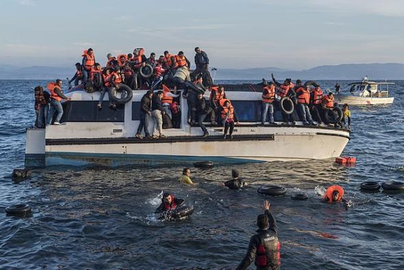 Refugiados sírios e iraquianos a tentar desembarcar na Ilha de Lesbos, na Grécia.