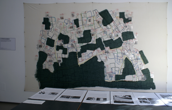 Mapa do bairro realizado com objetos recolhidos e dados pelos moradores, 2009. 