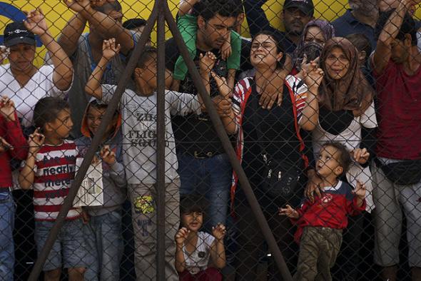 Refugiados sírios na estação de comboios Keleti, em Budapest, 4 de setembro de 2015. Foto de Mstyslav Chernov, Wikimedia Commons.