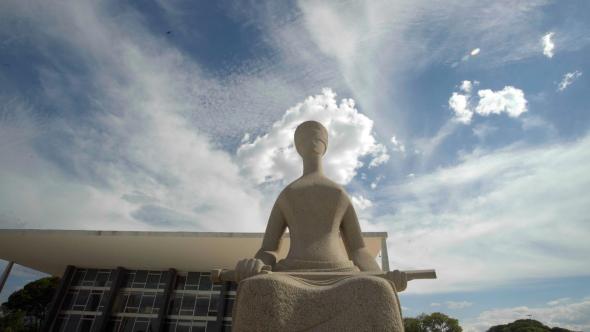 Fachada do Supremo Tribunal Federal (STF) com a estátua A Justiça, em Brasília.