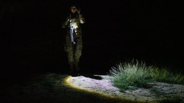 Agente do órgão americano de Alfândega e Controle de Fronteira patrulha área no Texas (Paul Ratje, AFP via BBC Brasil)