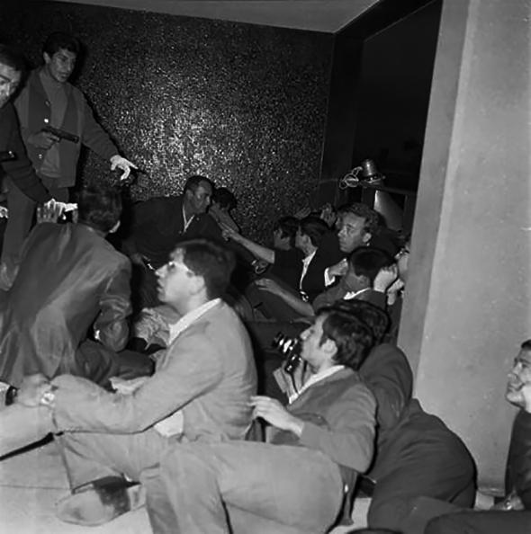 Jovens detidos pelo Batalhão Olímpia em Tlatelolco (Universidad Iberoamericana)