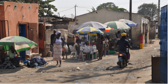 Mercado de roupas num musseque, em Luanda