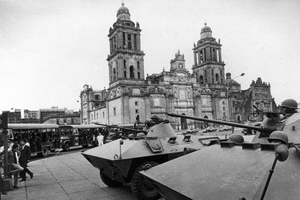 Tanques no Zócalo da cidade do México durante manifestação de estudantes (DR)