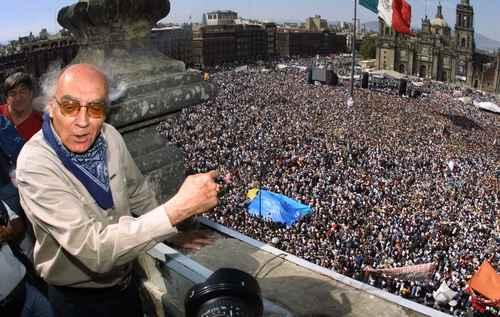 Saramago durante marcha zapatista no Zócalo da Cidade do México, em 2001 (La Jornada)