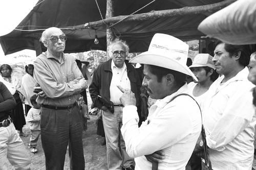Visita de Saramago a Acteal, povoado onde grupos paramilitares massacraram 45 indígenas. Março de 1998. (La Jornada)