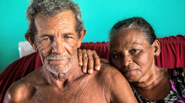 Raimunda Gomes da Silva e o pescador João Pereira da Silva viram a sua ilha inundada. Foto de Lilo Clareto no filme de Eliane Brum.