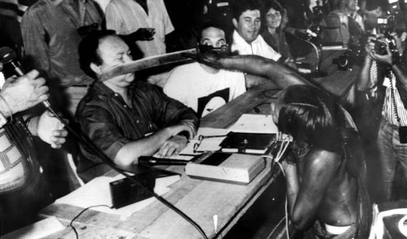 Foto de Paulo Jare no 1º Encontro dos Povos Indígenas do Xingu, em Altamira (1989).