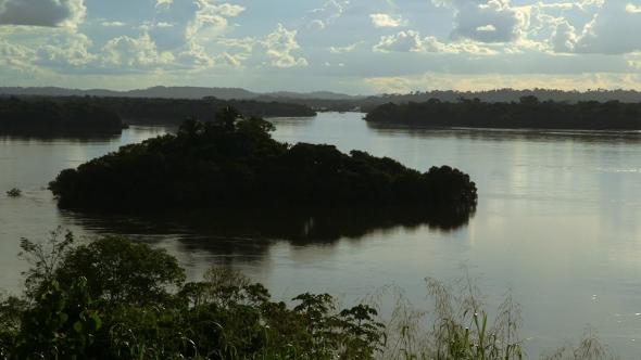 Volta Grande do Xingu. Fotograma do filme de Kamikiã Kisêdjê e Wallace Nogueira.