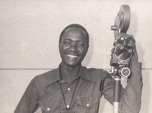 Sana com câmara e fotómetro. Bissau 1976. encontro Praça Heróis Nacionais, Visita Agostinho Neto. foto de Agostinho Sá 