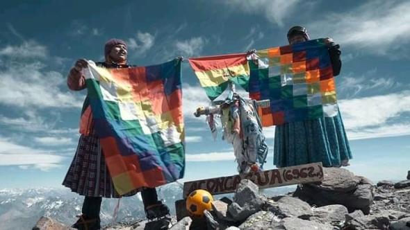 A bandeira andina, whipala, no cume do Aconcágua (DR)
