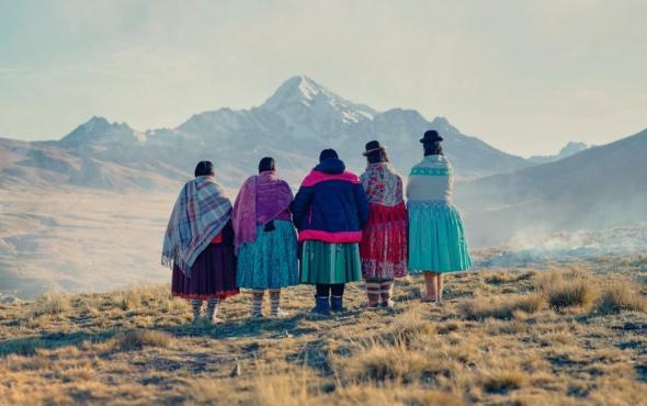 Antes de cada subida, as cholitas pedem autorização e protecção à mãe terra (DR)