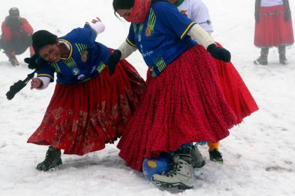 Cholitas jogam futebol a 5 mil metros de altitude, antes da subida ao Aconcágua (DR)