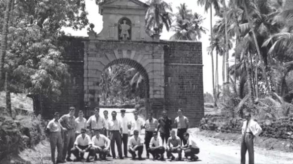 Fig 3, Benfica football club at the Viceroy’s Arch in Goa, India, 1960. Photo reproduced from Mergulhao (2021)