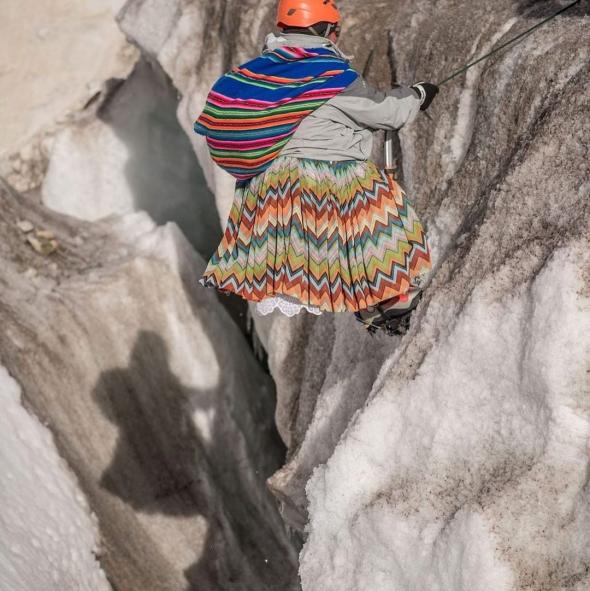 Lidia pratica escalada no gelo do glaciar de Huayna Potosi (@cholitasescaladoras)