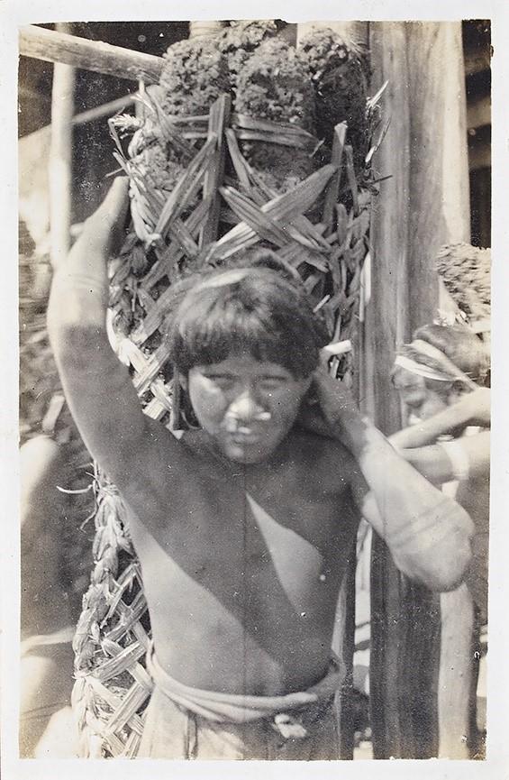 Indígenas do Putumayo carregam fardos de borracha