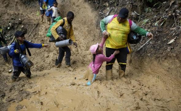 A lama e o terreno pantanoso são uma armadilha para os migrantes que cruzam o Darién (Fernando Vergara  AP)