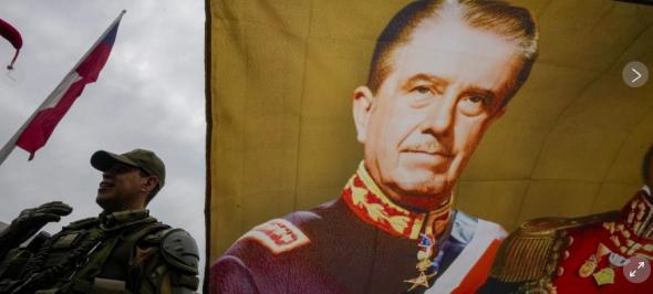 Apoiantes da ditadura de Pinochet, em frente ao Palácio de la Moneda, Santiago de Chile, 9 de setembro de 2023 (AFP)