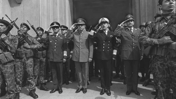 Membros da primeira junta militar depois do golpe no Chile (DR)
