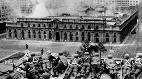 Palácio de la Moneda ardendo depois do bombardeamento  liderado por Augusto Pinochet, a 11 de setembro de 1973 (DR)