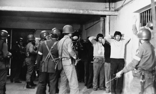 Polícias e soldados vigiam militantes de esquerda no Estádio Nacional do Chile, 22 de setembro de 1973 (AP - WRL)