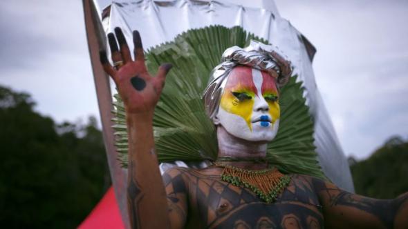 Priscilla da Amazónia, uma performance em homenagem a ‘Priscila, A Rainha do Deserto’, filme de Stephan Elliott (1984). 