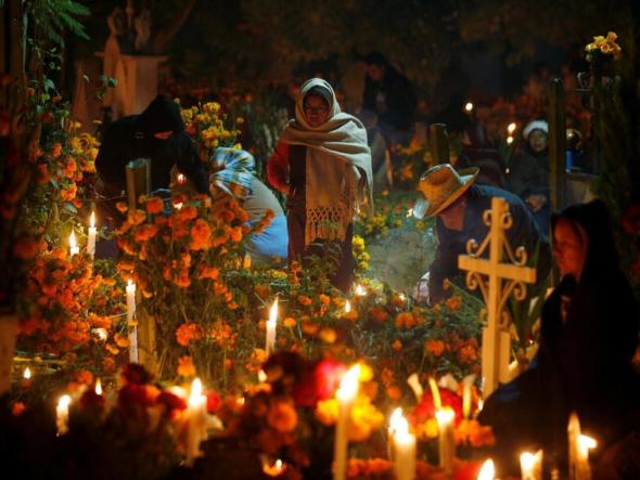 De 1 para 2 de novembro, os cemitérios do México cobram vida, com os familiares a conviverem com os seus mortos (DR)