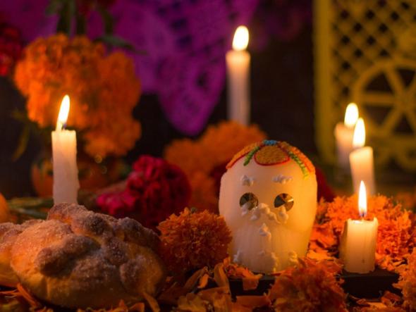 Flores de cempasúchil, pão de morto, velas e caveiras de açúcar são essenciais nos altares (DR)