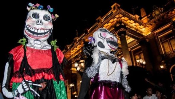 Nesta época, as cidades mexicanas vivem um clima de festa, com desfiles de catrinas e atividades de rua (DR)