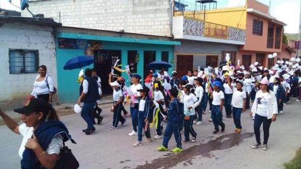 Alunos de uma escola primária no município de Comitán exigem paz, depois da suspensão de aulas devido à violência (DR)