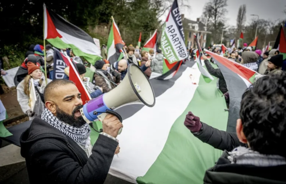 Simpatizantes da causa palestina protestam em Haia durante a audiência na qual foram apresentadas evidências de que Israel está cometendo genocídio - Robin Utrecht / ANP