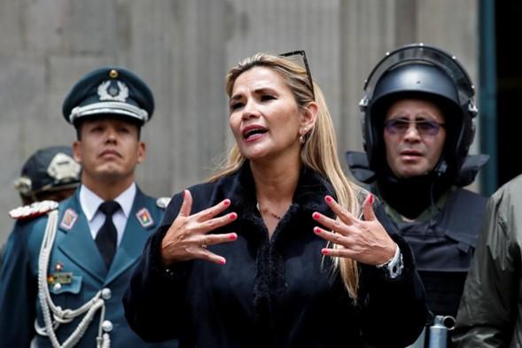 Jeanine Añez, al asumir la presidencia, rodeada de militares. Archivo