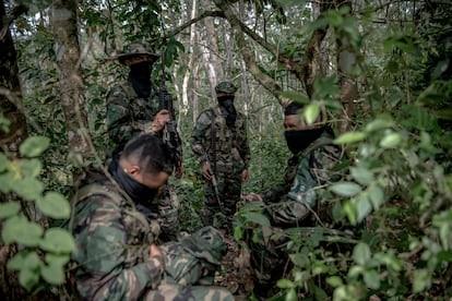 Integrantes de grupos de Autodefesas em Antioquia, Colombia. (Nadège Mazars, Getty Images)