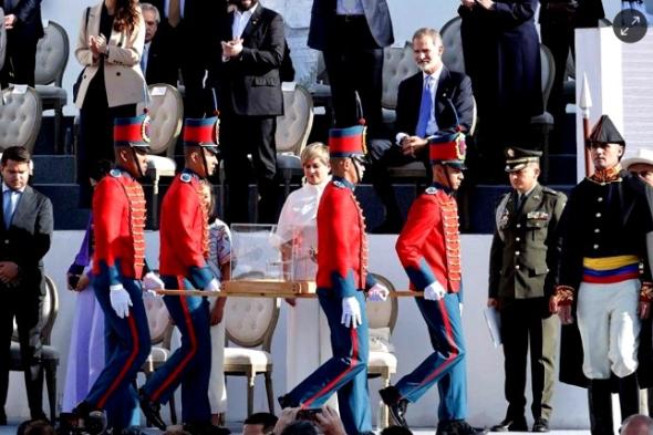 Em 2022, Felipe VI permaneceu sentado à passagem da espada de Bolivar na tomada de posse do presidente colombiando Gustavo Petro (DR)