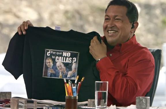 Hugo Chávez exibe uma t-shirt numa sátira pelo famoso Por qué no te calas do Rei Juan Carlos I (DR)