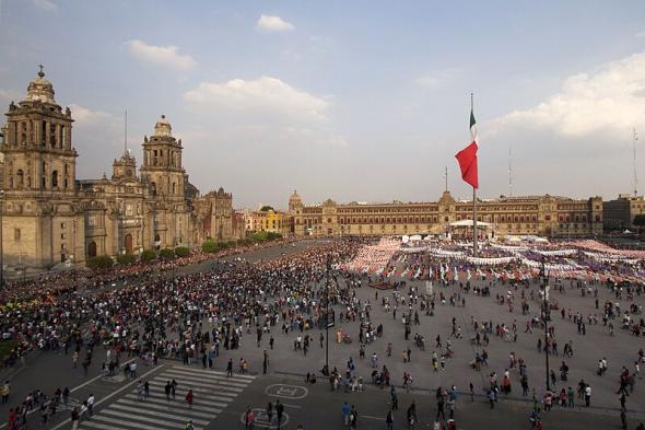Zócalo da Cidade do México, e o Palácio Nacional, ao fundo. (DR)