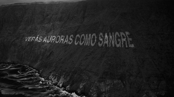 Verso do poema Verás, projectado nos alcantilados do norte do Chile, em 2024 (DR)