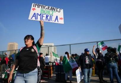 Os imigrantes construíram a América, cartaz nos protestos de Los Angeles (DR)