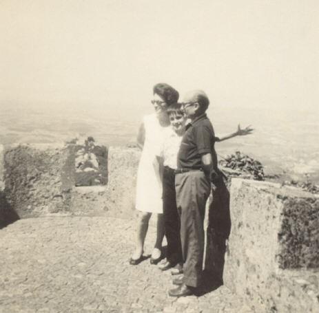 António Jacinto, Aurora Furtado Martins e o filho Manuel-Lisboa, Castelo de Sao Jorge, 1972