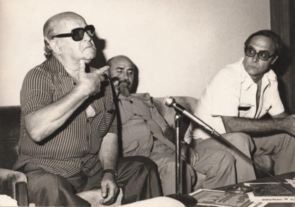 Os escritores portugueses Manuel da Fonseca e Baptista-Bastos com A. Jacinto, Luanda, finais de 1970