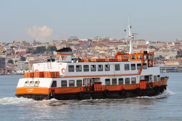 cacilheiro entre Lisboa e a margem sul